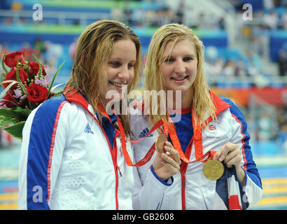 Die Briten Rebecca Adlington (rechts) mit ihrer Goldmedaille und Joanne Jackson (links) mit ihrer Bronzemedaille, die sie bei den Olympischen Spielen 2008 in Peking im 400m Freestyle im National Aquatics Center gewonnen haben. Stockfoto