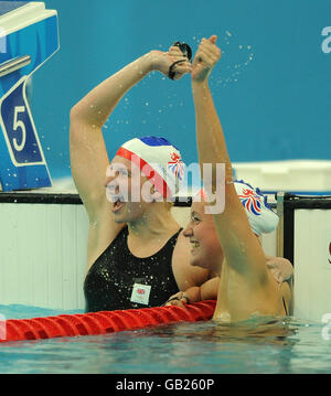 Die britische Rebecca Adlington (links) feiert ihre Goldmedaille mit Joanne Jackson, die Bronze gewann, am Ende der 400 m Freistil der Frauen im National Aquatics Centre bei den Olympischen Spielen 2008 in Peking. Stockfoto