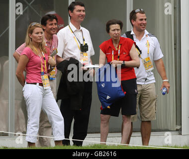 Prinzessin Royal (zweite rechts) mit ihrem Mann Tim Laurence (Mitte) mit Peter Phillips (ganz rechts) und seiner Frau Autumn (ganz links) mit Sebastan Coe (zweite links) beobachten den Langlaufabschnitt der drei-Tage-Wettkämpfe, die im Shatin Equestrian Center, Hongkong, während der Olympischen Spiele 2008 in Peking abgehalten wurden. Stockfoto