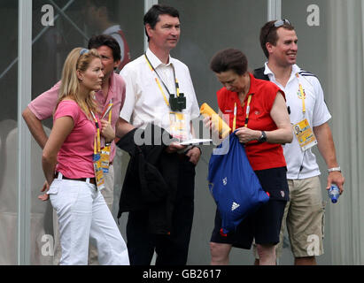 Prinzessin Royal (zweite rechts) mit ihrem Mann Tim Laurence (Mitte) mit Peter Phillips (ganz rechts) und seiner Frau Autumn (ganz links) mit Sebastian Coe beobachtet den Langlaufabschnitt der drei-Tage-Wettkämpfe, die während der Olympischen Spiele 2008 in Peking im Shatin Equestrian Center, Hongkong, abgehalten wurden. Stockfoto