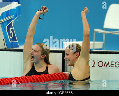 Die Briten Rebecca Adlington (links) und Joanne Jackson (rechts) feiern den Gewinn der Gold- und Bronzemedaillen im 400-m-Freistil-Finale der Frauen im National Aquatic Center in Peking Stockfoto