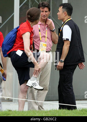 Prinzessin Royal mit Sebastian Coe im Langlaufbereich der drei-Tage-Wettkämpfe, die im Shatin Equestrian Center, Hongkong, während der Olympischen Spiele 2008 in Peking abgehalten wurden. Stockfoto