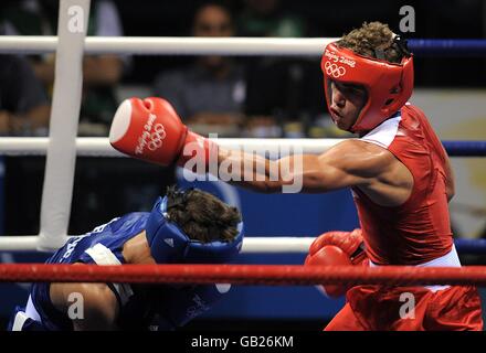 Olympische Spiele - Olympische Spiele In Peking 2008 - Tag Zwei. Der britische Billy Joe Saunders (rechts) im Kampf gegen den türkischen Adem Kilicci Stockfoto