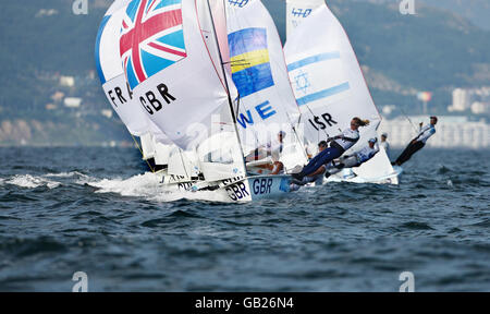 Die 470 Frauen Großbritanniens, Christina Bassadone und Saskia Clarke, sind während der Eröffnungsrunden ihrer Veranstaltung im Segelzentrum der Olympischen Spiele in Peking 2008 in Qingdao, China, in Aktion. Stockfoto