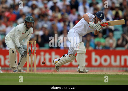 Cricket - npower Vierter Test - Tag fünf - England gegen Südafrika - das Brite Oval. Der englische Andrew Strauss schnippt den Ball weg Stockfoto