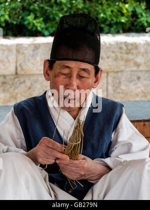 traditionelle Stroh flechten in Namsangol Hanok Dorf, Seoul, Südkorea, Asien Stockfoto