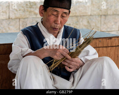 traditionelle Stroh flechten in Namsangol Hanok Dorf, Seoul, Südkorea, Asien Stockfoto