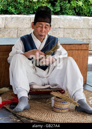 traditionelle Stroh flechten in Namsangol Hanok Dorf, Seoul, Südkorea, Asien Stockfoto