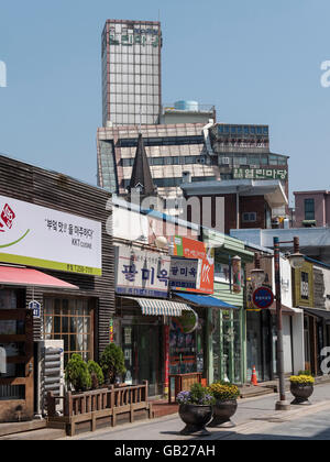 Geschäfte, Street in der Nähe von Southgate Festung, Suwon, Provinz Gyeonggi-Do, Südkorea Asiens Stockfoto