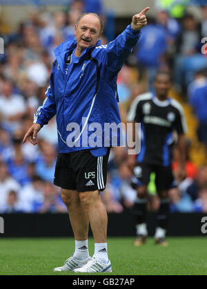 Chelsea-Manager Luiz Felipe Scolari leitet seine Spieler während einer Trainingseinheit an der Stamford Bridge in London. Stockfoto