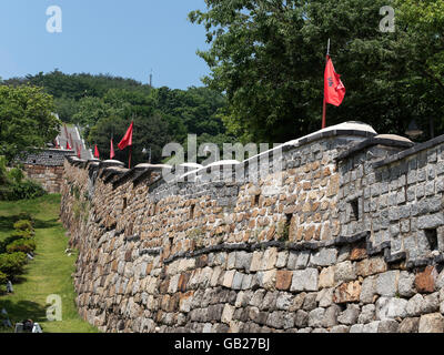 Mauer der Festung Hwaseong, Suwon, Provinz Gyeonggi-Do, Südkorea Asien, UNESCO-Welterbe Stockfoto