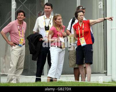 Prinzessin Anne mit ihrem Mann Tim Lawrence, Sohn Peter Phillips und seiner Frau Autumn mit SebCoe (links) im Shatin Equestrian Center, Hongkong, während der Olympischen Spiele 2008 in Peking. Stockfoto