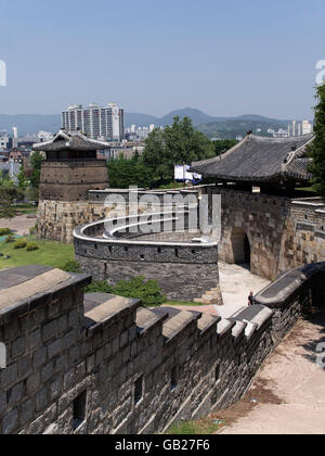 Pavillon, Seobukgongsimdon und Northgate Hwaseomun der Festung Hwaseong, Suwon, Provinz Gyeonggi-Do, Südkorea, Asien Stockfoto