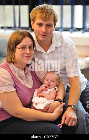 Rebecca und Ian Bloomer halten das neugeborene Mädchen Evie in der IVF-Klinik am University Hospital of Wales, Cardiff, in der Hand, das mit dem neuen IVF-Vitrifikationsprozess 7 Pfund 10 Unzen wog. Stockfoto