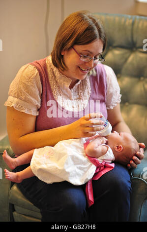 Rebecca Bloomer mit ihrem neugeborenen Mädchen Evie, die mit dem neuen IVF-Vitrifizierungsprozess 7 Pfund 10 Unzen wog, in der IVF-Klinik am University Hospital of Wales, Cardiff. Stockfoto