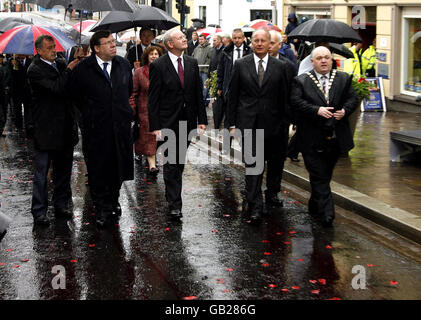 Der irische Premierminister Brian Cowen (links), der nordirische stellvertretende Premierminister Martin McGuinness (Mitte) und der nordirische Außenminister Shaun Woodward (rechts) besuchen den Standort der Omagh-Bombe von 1998. Stockfoto