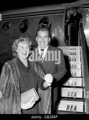 Der Komiker Tony Hancock und seine Frau reisten heute Abend vom Flughafen London nach Paris für einen Kurzurlaub ab. Stockfoto