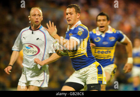 Danny McGuire von Leeds Rhinos läuft beim Engage Super League-Spiel im Headingley Carnegie Stadium, Leeds, klar und unmissverständlich einen Versuch. Stockfoto