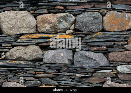 Wand, bestehend aus verschiedenen Stücken aus Basalt mit Flechten bedeckt Stockfoto