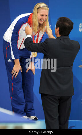 Die britische Rebecca Adlington erhält ihre zweite Goldmedaille bei den Spielen in Peking mit dem Sieg in der 800-m-Freistil der Frauen in einer Weltrekordzeit von 8:14.10. Stockfoto