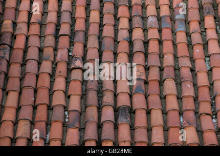 Textur-Ton-Ziegel-Dach. Rote Muster Hintergrund Stockfoto