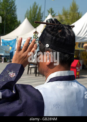 Mann in traditioneller Kleidung bei Konzert in Jeonju, Provinz Jeollabuk-Do, Südkorea, Asien Stockfoto