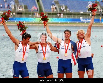 Die Ruderer Großbritanniens (von links), Tom James, Steve Williams, Pete Reed und Andrew Triggs Hodge, singen die Nationalhymne, nachdem sie während der Olympischen Spiele 2008 in Peking in China im Vierer-Finale der Männer im Shunyi Olympic Ruder-Kanusport-Park Gold gewonnen hatten. Stockfoto