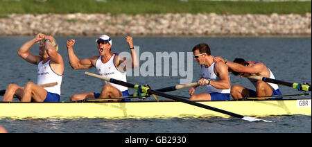 Die Ruderer Großbritanniens (von links) Andrew Triggs Hodge, Pete Reed, Steve Williams und Tom James reagieren, nachdem sie während der Olympischen Spiele 2008 in Peking in China im Männer-Vierer-Finale im Shunyi Olympic Rowing-Canoeing Park Gold gewonnen haben. Stockfoto