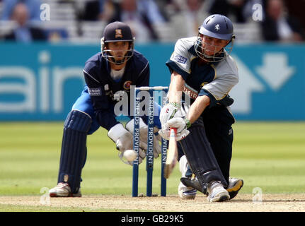 Cricket - Friends Provident Trophy Final - Essex Eagles gegen Kent Spitfires - Lord's Cricket Ground. Kents Ryan McLaren fegt in seinen Innings von 63 während des Friends Provident Trophy Finals auf dem Lord's Cricket Ground, London. Stockfoto