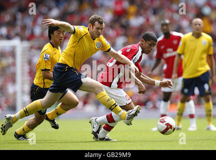 Denilson von Arsenal (rechts) und Chris Brunt von West Bromwich Albion für den Ball während des Spiels der Barclays Premier League im Emirates Stadium, London. Stockfoto