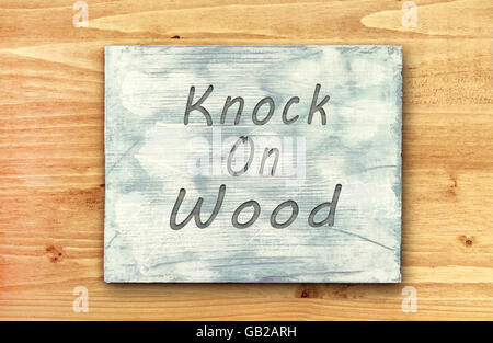 Vintage Hipster motivierenden Satz Hinweis, Knock On Wood Zeichen. Stockfoto