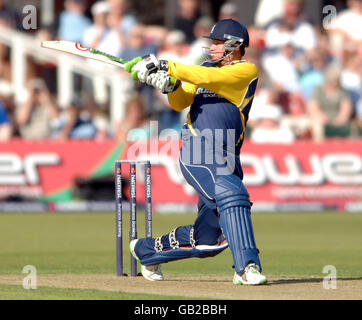 Cricket - NatWest Pro40 - Division Two - Leicestershire / Warwickshire - Grace Road. Neil Carter von Warwickshire schlägt weg Stockfoto