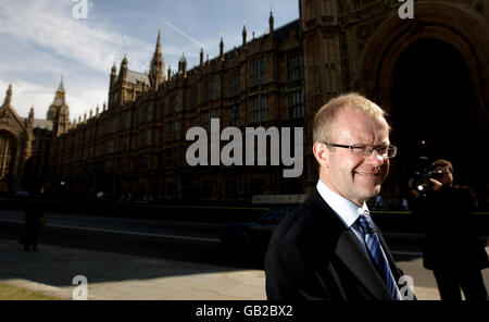 John Mason, der neue Abgeordnete der Scottish National Party für Glasgow East, steht vor dem Houses of Parliament, Westminster, London. Stockfoto