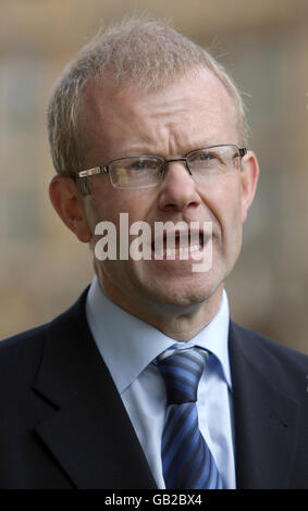 John Mason, der neue Abgeordnete der Scottish National Party für Glasgow East, steht vor dem Houses of Parliament, Westminster, London. Stockfoto