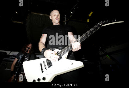 Die Stone Gods treten auf der Bühne während der Vorstellung des Classic Rock Magazine Roll of Honor Nominations 2008 an der Borderline im Zentrum von London auf. Stockfoto