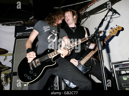 Die Stone Gods treten auf der Bühne während der Vorstellung des Classic Rock Magazine Roll of Honor Nominations 2008 an der Borderline im Zentrum von London auf. Stockfoto