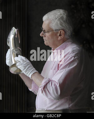 Sekretär des Treuhänders Christopher English Auspacken und Reinigen der Silver Trust Downing Street Collection im Hillsborough Castle. Stockfoto