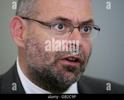 Glenn Douglas, derzeitiger Chief Executive des Maidstone and Tunbridge Wells NHS Trust bei einer Pressekonferenz zu den tödlichen Clostridium difficile (C diff)-Ausbrüchen beim Maidstone and Tunbridge Wells NHS Trust. Stockfoto