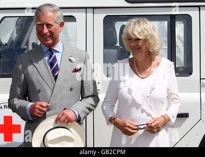 Der Prinz von Wales Charles und die Herzogin von Cornwall, während einer Tour der Sandringham Flower Show, auf dem Royal Sandringham Estate, in Norfolk. Stockfoto