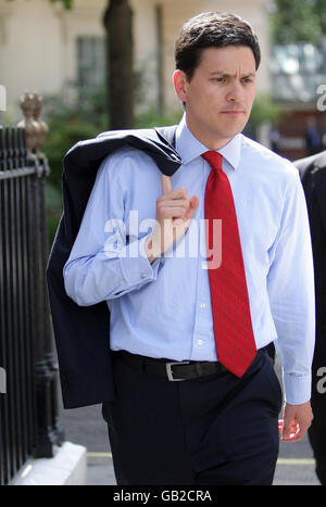 Außenminister David Miliband verlässt nach einer gemeinsamen Pressekonferenz mit dem italienischen Außenminister Franco Frattini seinen offiziellen Wohnsitz in Carlton Gardens, Westminster, London. Stockfoto