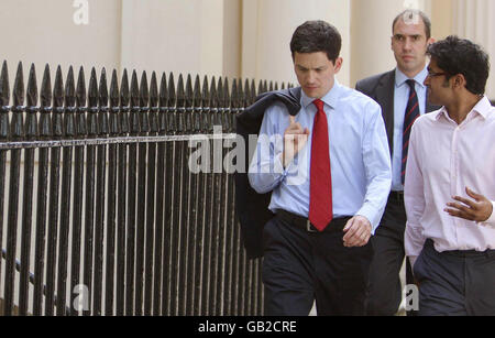 Außenminister David Miliband (links) verlässt nach einer gemeinsamen Pressekonferenz mit dem italienischen Außenminister Franco Frattini seine offizielle Residenz in Carlton Gardens, Westminster, London. Stockfoto