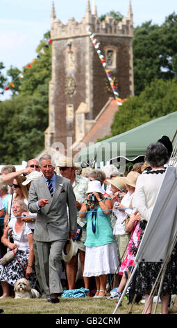 Der Prinz von Wales bei einer Tour durch die Sandringham Flower Show auf dem Royal Sandringham Estate in Norfolk. Stockfoto