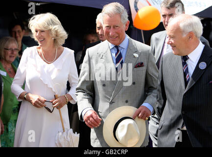 Der Prinz von Wales und die Herzogin von Cornwall bei einer Tour durch die Sandringham Flower Show, Norfolk. Stockfoto