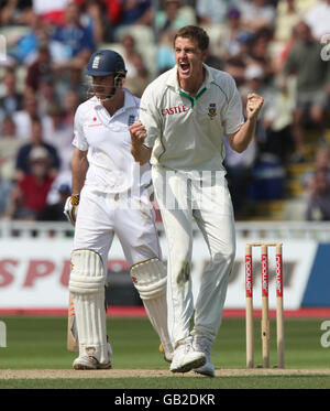 Der englische Schlagmann Andrew Strauss aus dem Jahr 25 zeigt seine Dejektion, als Südafrikas Bowler Morne Morkel beim dritten Testspiel in Edgbaston, Birmingham, feiert. Stockfoto