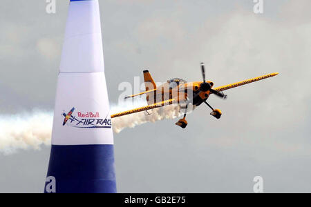 Red Bull Air Race Training - London. Nigel Lamb aus Großbritannien übt beim ersten Training in den Royal Albert Docks in London für das Red Bull Air Race am Sonntag. Stockfoto