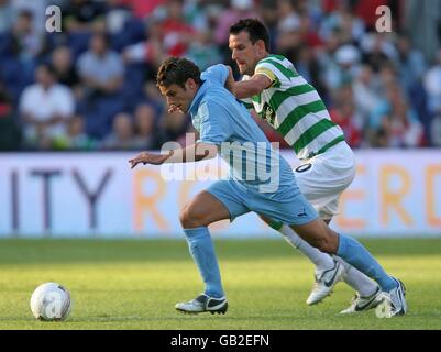 Jan Vennegoor von Hesselink von Celtic und David Bentley von Tottenham Hotspur Stockfoto