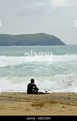 Der Weltklasse-Surfer Adam Melling aus Australien chillt nach einer Brandung am Ufer des Fistral Beach, Newquay, bei den einwöchigen Rip Curl Boardmasters 2008. Stockfoto