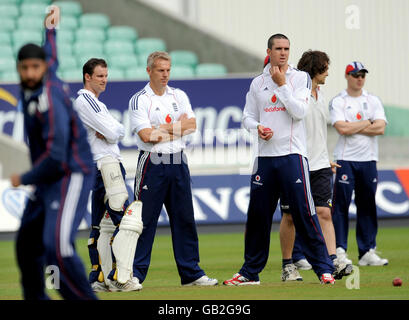 Die englischen Spieler Andrew Strauss, Trainer Peter Moores und Kapitän Kevin Pietersen beobachten die Spieler während der Nets-Session im Oval, London. Stockfoto