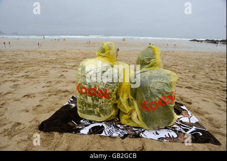 Bei nassem und regnerischem Wetter tragen die Leute Regenponchos im Rip Curl Boardmasters 2008 am Fistral Beach, Newquay. Stockfoto