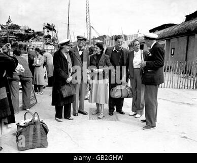 Olympische Spiele 1948 In London - Segeln - Torquay. Einige Fans bereiten sich darauf vor, einige der olympischen Segeltörns in Torquay zu beobachten. Stockfoto